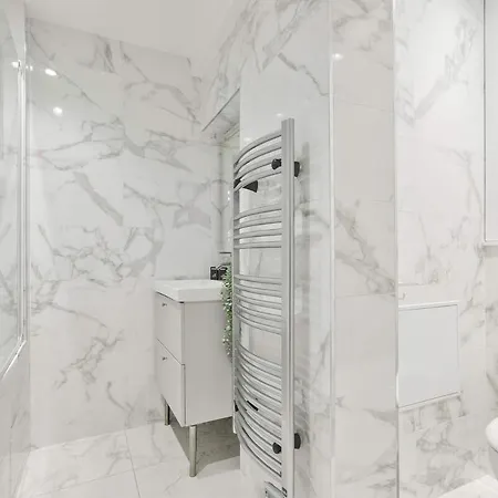 Stylish And New 2br Flat In The Heart Of Apartment Paris